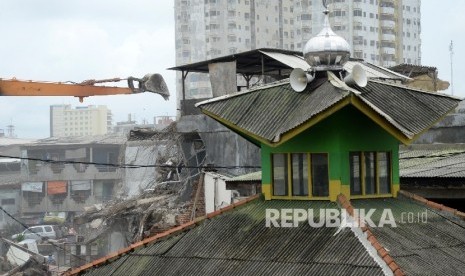  Petugas dengan alat berat membongkar kawasan Kalijodo, Jakarta Utara, Senin (29/2).  (Republika/Yasin Habibi)