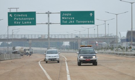 Petugas dengan mengendari sebuah mobil melakukan tes kerataan jalan pada Tol Jakarta Outer Ring Road West 2 (JORR W2) seksi Ciledug - Ulujami, Jakarta Selatan, Kamis (26/6). 