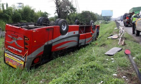 Bus terguling (ilustrasi).