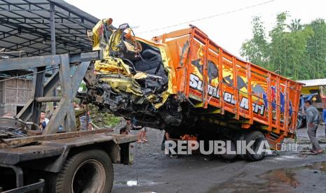 Petugas derek mengevakuasi bangkai truk yang terlibat kecelakaan (ilustrasi).