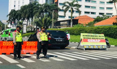 Petugas di check point ganjil-genap Lodaya, Kecamatan Bogor Tengah, Kota Bogor, Senin (26/7). 