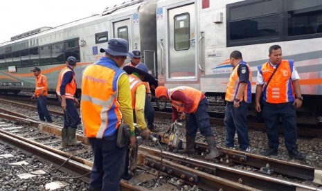 Petugas di lingkungan PT KAI Daop 2 Bandung lakukan pemeriksaan wesel (alat pemindah jalur) untuk menghadapi arus mudik 2019, Selasa (14/5).