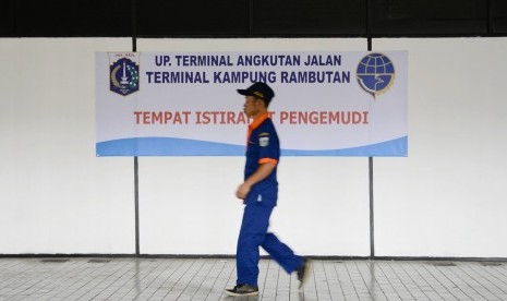 Petugas di Terminal bus Kampung Rambutan, Jakarta Timur