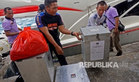 Petugas dibantu anggota sat pol pp menurunkan logistik yang akan digunakan dalam simulasi pemungutan dan perhitungan suara Pillgub DKI Jakarta di Pulau Pramuka, Kepulauan Seribu, Sabtu (4/2).