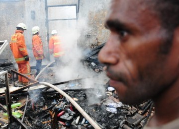 Petugas dibantu warga berusaha memadamkan kebakaran yang melanda delapan rumah toko (ruko) di Jalan Palmerah Barat, Jakarta Barat, Rabu (7/3). (Republika/Aditya Pradana Putra)