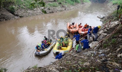 Petugas dibantu warga membersihkan sampah di Kali Ciliwung, Jakarta, Rabu (11/11). 