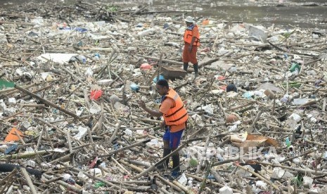 Petugas dinas kebersihan bersiap membersihakan tumpukan sampah di Sungai Ciliwung, Kampung Melayu, Jakarta, Senin (7/11)