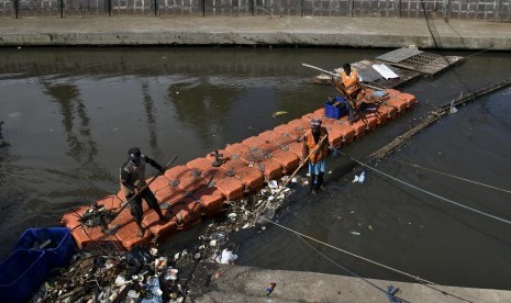 Petugas Dinas Kebersihan DKI Jakarta membersihkan sampah di Sungai Kwitang, Jakarta, Rabu (28/6). 