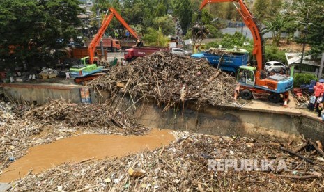 Petugas Dinas Kebersihan DKI Jakarta menggunakan alat berat membersihkan sampah di pintu air Manggarai, Jakarta, Rabu (9/10/2019). Hujan yang mengguyur wilayah Jakarta dan sekitarnya pada Selasa (8/9/2019) menyebabkan debit air Sungai Ciliwung meningkat dan menghanyutkan sampah ke pintu air itu. 