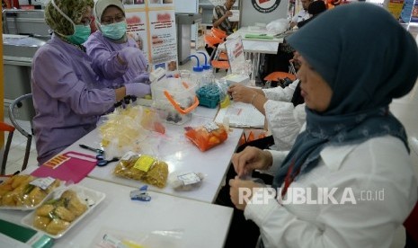 Petugas Dinas Kelautan,Pertanian dan Ketahanan Pangan DKI Jakarta bersama Petugas Balai Besar Pengawas Obat dan Makanan Jakarta melakukan uji laboratorium untuk memeriksa produk makanan usai sidak disalah satu pasar swalayan di kawasan Kramat Jati, Jakarta