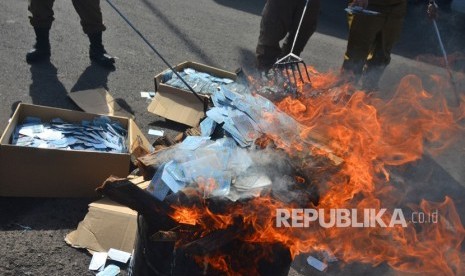 Petugas Dinas Kependudukan Catatan Sipil (Dukcapil) Kabupaten Tasikmalaya memusnahkan KTP Elektronik di Halaman Setda Kabupaten Tasikmalaya, Jawa Barat, Senin (17/12/2018). 