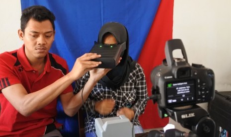 Petugas Dinas Kependudukan dan Catatan Sipil (Dispendukcapil) melakukan perekaman KTP-elektronik di Desa Sumberpakem, Sumberjambe, Jember, Jawa Timur, Sabtu (28/7). 