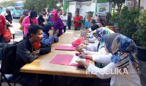 Petugas Dinas Kependudukan dan Pencatatan Sipil Kota Bandung menggelar operasi yustisi di Terminal Cicaheum Kota Bandung, Selasa (4/7). 