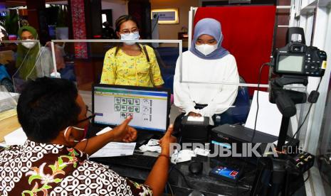 Petugas Dinas Kependudukan dan Pencatatan Sipil melakukan perekaman data Kartu Tanda Penduduk (KTP) Elektronik. Pemerintah Kota Jakarta Barat (Pemkot Jakbar) melayani perbaikan surat dan dokumen penting kependudukan milik 50 warga yang terdampak banjir. Ilustrasi.