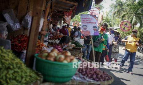 Pedagang Pasar Legi Solo Pindah pada Desember 2021. Petugas Dinas Kesehatan dan Dinas Perdagangan berkeliling pasar dengan membawa poster himbauan untuk mengenakan masker saat kegiatan Ronda Masker di Pasar Legi, Solo, Jawa Tengah, Jumat (18/9/2020). Ronda masker tersebut untuk himbauan pedagang sekaligus pengunjung untuk selalu mengenakan masker dan mematuhi protokol kesehatan saat beraktifitas di dalam pasar untuk mencegah penularan COVID-19.