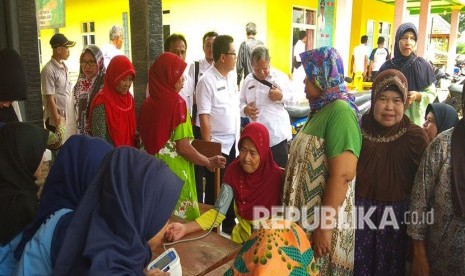 Petugas Dinas Kesehatan (Dinkes) Kabupaten Sukabumi dan puskesmas menggelar skrining diabetes melitus serentak di 58 puskesmas terhadap ribuan warga Sukabumi Rabu (25/4).