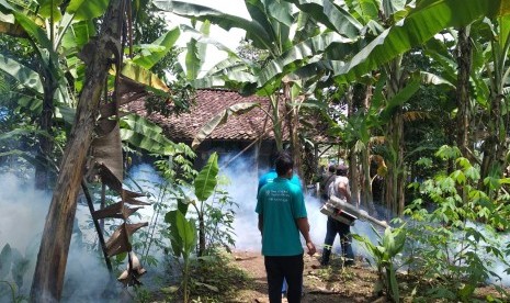 Petugas Dinas Kesehatan (Dinkes) Kabupaten Sukabumi menggelar fogging di lokasi terdapat kasus positif DBD di Kecamatan Cikembar pada Senin (14/1).