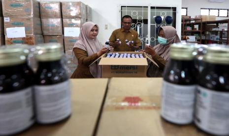 Obat jenis sirop yang dihentikan sementara distribusinya di gudang farmasi.