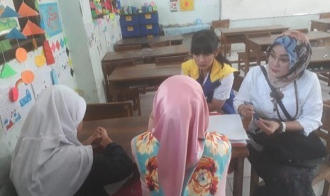 Petugas Dinas Kesehatan Kota Bandung tengah mengecek kondisi kesehatan siswa SDN 252 Bandung, fasilitas sekolah dan kantin, Rabu (11/12). Dinas Kesehatan menyebut terdapat 7 orang siswa yang diduga terkena hepatitis A dan belasan lainnya yang terkena sakit demam dan lainnya. 