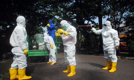 Petugas Dinas Kesehatan Kota Bogor bersiap menyemprotkan disinfektan di Perumahan Griya Melati, Kelurahan Bubulak, Kota Bogor, Jawa Barat, Kamis (20/5/2021). Sebanyak 35 warga di perumahan tersebut positif terpapar COVID-19 setelah salah satu warganya terkonfirmasi positif COVID-19 sepulang dari luar kota saat sebelum Lebaran sehingga warga melakukan isolasi mandiri dan akses masuk perumahan ditutup sementara.