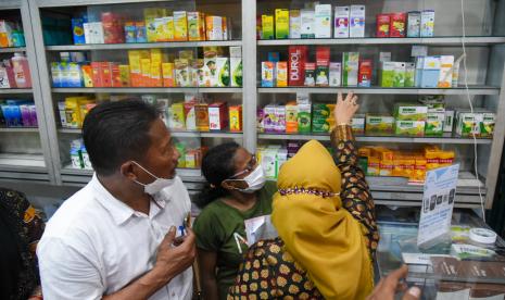 Petugas Dinas Kesehatan Kota Medan melakukan inspeksi mendadak (sidak) di sejumlah apotek di Jalan Setia Budi, Medan, Sumatera Utara, Jumat (21/10/2022). Sidak tersebut bertujuan untuk memberikan sosialisasi kepada seluruh apotek mengenai larangan penjualan sejumlah?obat?sirup terkait Surat Edaran Wali Kota Medan Nomor: 440/11891 tentang Kewaspadaan Terhadap Penyakit Gangguan Gagal Ginjal Akut Progresif Atipikal pada Anak.