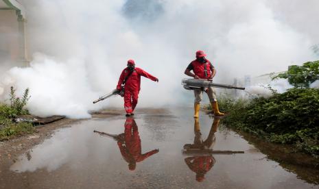 Petugas Dinas Kesehatan melakukan pengasapan (fogging) untuk membasmi nyamuk Aedes aegypti penyebab demam berdarah dengue (DBD) (ilustrasi). Dinas Kesehatan Kota Banjarmasin, Kalimantan Selatan mewaspadai peningkatan kasus penyakit demam berdarah dengue (DBD), terlebih sudah tiga kasus meninggal dunia di daerah tersebut sejak awal 2023 hingga saat ini.