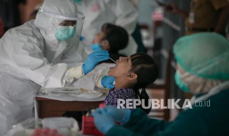 Petugas Dinas Kesehatan mengambil sampel lendir hidung dan tenggorokan siswa yang kontak erat dengan siswa terkonfirmasi positif COVID-19 untuk dilakukan tes Swab PCR di SD Marsudirini, Solo, Jawa Tengah, Senin (7/2/2022). Pemkot Solo menghentikan sementara Pembelajaran Tatap Muka (PTM) sekolah di Kota Solo setelah banyak ditemukan kasus positif COVID-19 serta meningkatnya angka kasus harian di Kota Solo. 