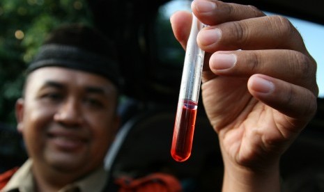 Petugas Dinas Kesehatan menunjukkan temuan sampel minuman sirup yang terindikasi mengandung Rhodamin-B dalam sidak Takjil di Kota Kediri, Jawa Timur, Senin (22/6). 