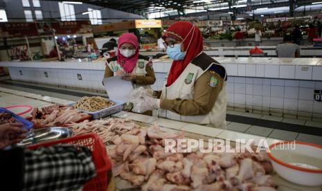 Petugas Dinas Ketahanan Pangan Kota Tangerang mengambil sampel makanan untuk diuji kelayakannya di Modern Town Market, Kota Tangerang, Banten, Selasa (23/11/2021). Pengecekan tersebut untuk mengantisipasi peredaran sejumlah makanan yang mengandung bahan berbahaya yang beredar di pasar. 