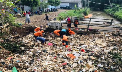 Petugas Dinas Lingkungan Hidup (DLH) Kabupaten Bogor dan Dinas Pengelolaan Sumber Daya Air (PSDA Jawa Barat tengah menangani sampah yang menyumbat Kali Cipakancilan. Tepatnya di Cilebut Timur, Sukaraja, Kabupaten Bogor, Jumat (21/5).