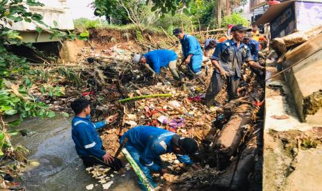 Petugas Dinas Lingkungan Hidup (DLH) Kabupaten Bogor dan Dinas Pengelolaan Sumber Daya Air (PSDA Jawa Barat tengah menangani sampah yang menyumbat Kali Cipakancilan. Tepatnya di Cilebut Timur, Sukaraja, Kabupaten Bogor, Jumat (21/5). 