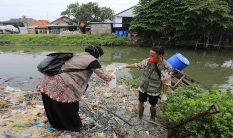 Petugas Dinas Lingkungan Hidup Kabupaten Indramayu mengambil contoh air pengolahan limbah saat melakukan inspeksi mendadak di salah satu industri pengolahan ikan di desa Karangsong, Indramayu, Jawa Barat, Kamis (30/12/2021). Dinas Lingkungan Hidup Kabupaten Indramayu melakukan pengambilan contoh air serta pemeriksaan Instalasi Pengolahan Air Limbah (IPAL) di sejumlah tempat pengolahan ikan karena banyak keluhan masyarakat terkait pencemaran lingkungan yang diduga berasal dari limbah industri yang berada di sepanjang sungai Prajagumiwang.