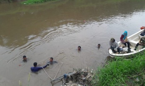 Petugas Dinas Lingkungan Hidup Kota Bekasi sedang melakukan pengecekan saluran limbah ilegal di Kali Bekasi, Cipendawa Baru, Bojong Menteng, Kecamatan Rawalumbu, Jumat (5/4). 