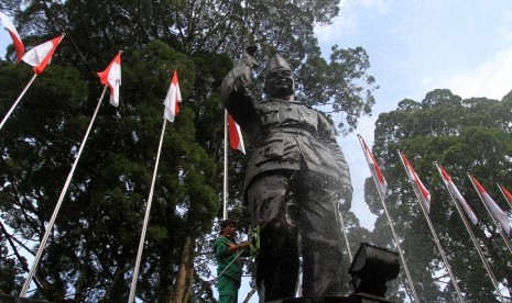 Petugas Dinas Lingkungan Hidup Kota Bukittinggi menyemprotkan air untuk membersihkan monumen Bung Hatta, di kawasan Istana Bung Hatta, Bukittinggi, Sumatera Barat.