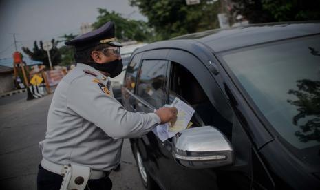 Petugas Dinas Pehubungan DKI Jakarta mengecek Surat Izin Keluar Masuk (SIKM) di Terminal Kalideres, Jakarta Barat.  Kepala Dinas Perhubungan DKI Jakarta Syafrin Liputo menyatakan, surat izin keluar masuk (SIKM) Jakartaakan diberlakukan saat pelarangan mudik pada 6-17 Mei 2021, menyusul rencana pengetatan mudik oleh Satgas COVID-19 pada 22 April-5 Mei 2021 dan 18-24 Mei 2021. Karenanya, kata Syafrin, di Jakarta, Kamis, Pemerintah Provinsi DKI Jakarta tidak menerapkan SIKM pada pengetatan mudik pada 22 April-5 Mei 2021 dan 18-24 Mei 2021 tersebut.