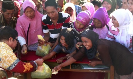 Petugas Dinas Perdagangan Provinsi Banten (kiri) melayani warga saat berlangsungnya operasi pasar bahan kebutuhan pokok di Cipocok, Kota Serang, Banten, Jumat (28/6)