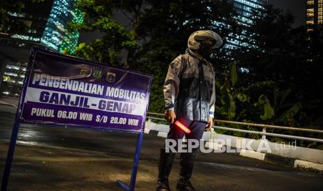 Petugas Dinas Perhubungan bertugas di pos penjagaan ganjil-genap Jalan HR Rasuna Said, Jakarta, Senin (18/10/2021). Penerapan aturan pembatasan lalu lintas ganjil-genap di Jakarta pada Senin (18/10) kembali normal dengan jam pemberlakuan pada pukul 06.00-10.00 dan 16.00-20.00 WIB di ruas Jalan Jenderal Sudirman, MH Thamrin dan HR Rasuna Said. 