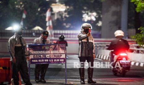 Petugas Dinas Perhubungan bertugas di pos penjagaan ganjil-genap (ilustrasi)