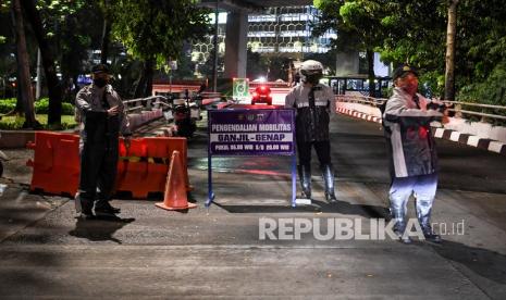 Petugas Dinas Perhubungan bertugas di pos penjagaan ganjil-genap Jalan HR Rasuna Said, Jakarta, Senin (18/10/2021). Penerapan aturan pembatasan lalu lintas ganjil-genap di Jakarta pada Senin (18/10) kembali normal dengan jam pemberlakuan pada pukul 06.00-10.00 dan 16.00-20.00 WIB di ruas Jalan Jenderal Sudirman, MH Thamrin dan HR Rasuna Said.