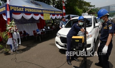 Petugas memeriksa kendaraan roda empat saat uji KIR khusus kendaraan sewa berbasis transportasi daring (ilustrasi) 