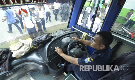 Petugas Dinas Perhubungan (DISHUB) Jabar memeriksa kendaraan bus saat gelar uji kelayakan bus di Terminal Leuwi Panjang, Kota Bandung, Rabu (3/5). Dishub berharap dengan melakukan uji kelayakan tersebut dapat mengurangi potensi kecelakaan karena kendaraan dengan kondisi kurang baik yang masih dipaksakan untuk beroperasi.