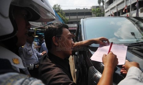 Petugas Dinas perhubungan (Dishub) melakukan simulasi mekanisme penderekan dan pembayaran via banking di halaman kantor Dinas Perhubungan DKI Jakarta, Tanah Abang, jakarta Pusat, Senin (1/9). (Republika/Rakhmawaty La'lang)