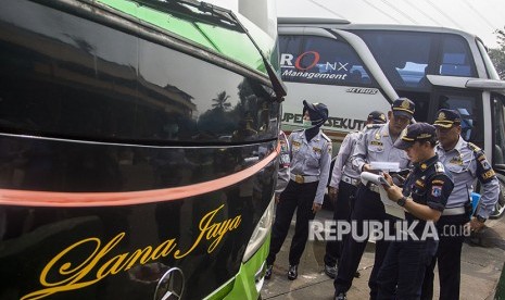 Petugas Dinas Perhubungan DKI Jakarta melakukan pengecekan kelayakan jalan bus (ramp check) angkutan mudik lebaran di Terminal Kampung Rambutan, Jakarta, Jumat (8/6). 