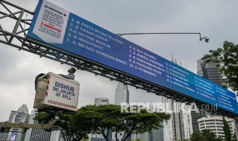 Ditlantas Polda Metro Jaya melalui akun media sosial resmi twitter miliknya, @TMCPoldaMetro, mengingatkan masyarakat bahwa aturan ganjil genap masih berlaku pada Jumat ini. 