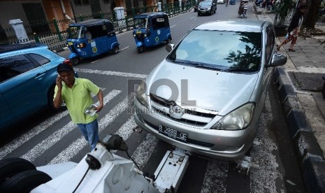  Petugas Dinas Perhubungan DKI Jakarta merazia pengemudi yang parkir sembarangan di depan Stasiun Cikini, Jakarta Pusat. (Dok)