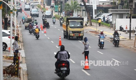 Petugas Dinas Perhubungan Jakarta Selatan mengatur lalu lintas di Jalan Kemang Raya, Jakarta, Selasa (29/10/2019). 