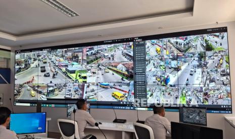 Petugas Dinas Perhubungan Kabupaten Bandung Barat Memantau Pergerakan Pemudik dari Ruang Automatic Traffic Control System (ATCS)