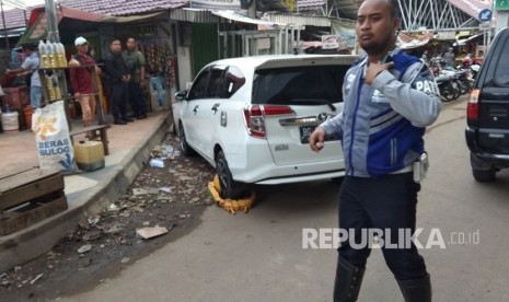 Petugas Dinas Perhubungan Kota Palembang, Kamis (12/7) mulai melakukan penertiban terhadap kendaraan yang parkir di tempat terlarang, diantaranya di Jalan Jendral Sudirman. Penertiban dilakukan dengan memasang kunci pada ban dan diderek untuk dikandangkan.