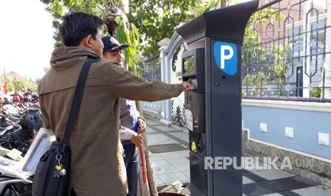 Alat parkir meter di Jalan Sedap Malam, Surabaya, Jawa Timur. (Ilustrasi)