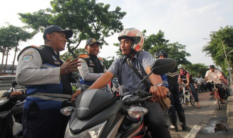 Ilustrasi tilang. Polresta Samarinda Ancam Tilang Perokok Saat Berkendara